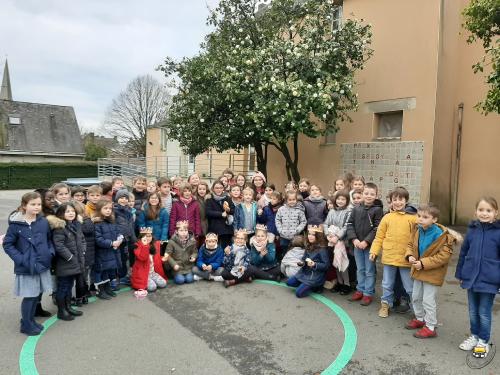 Les élèves du cycle 2 (CP, CE1, CE2) ont partagé la galette des rois